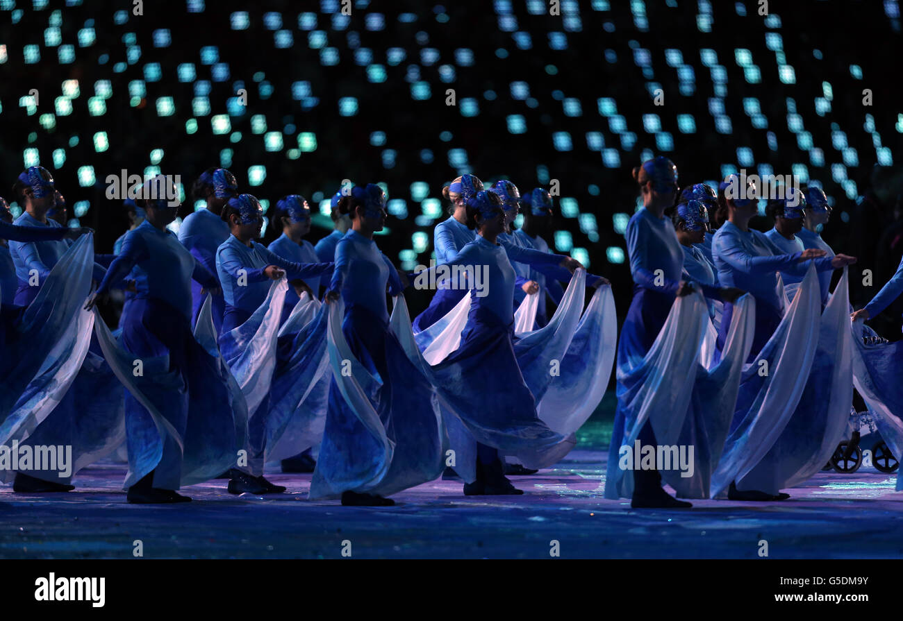 Interpreten während der Eröffnungsfeier der Paralympischen Spiele 2012 im Olympiastadion in London. Stockfoto