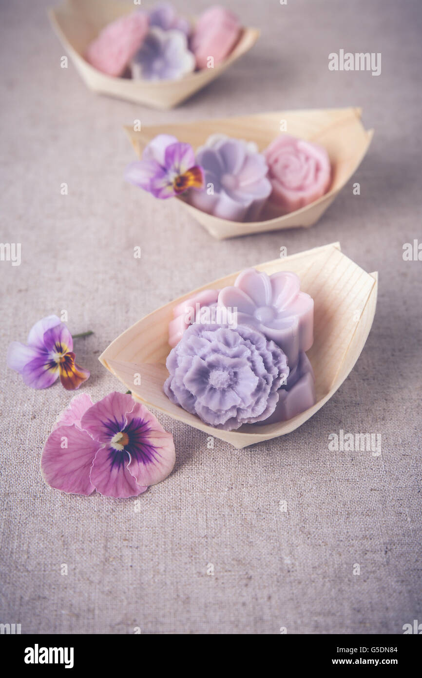 Toning-Pastell rosa lila Blume-Kokos-Gelee auf Bambus mit Boot, vintage Stockfoto
