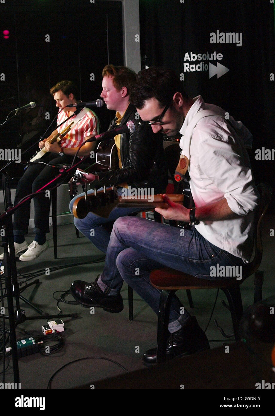 Die Band Two Door Cinema Club (von links nach rechts) Sam Halliday, Sänger Alex Trimble und Kevin Baird während ihres Gig auf Absolute Radio, London. DRÜCKEN SIE VERBANDSFOTO. Bilddatum: Donnerstag, 30. August 2012. Der Bildnachweis sollte lauten: Max Nash/PA Wire Stockfoto