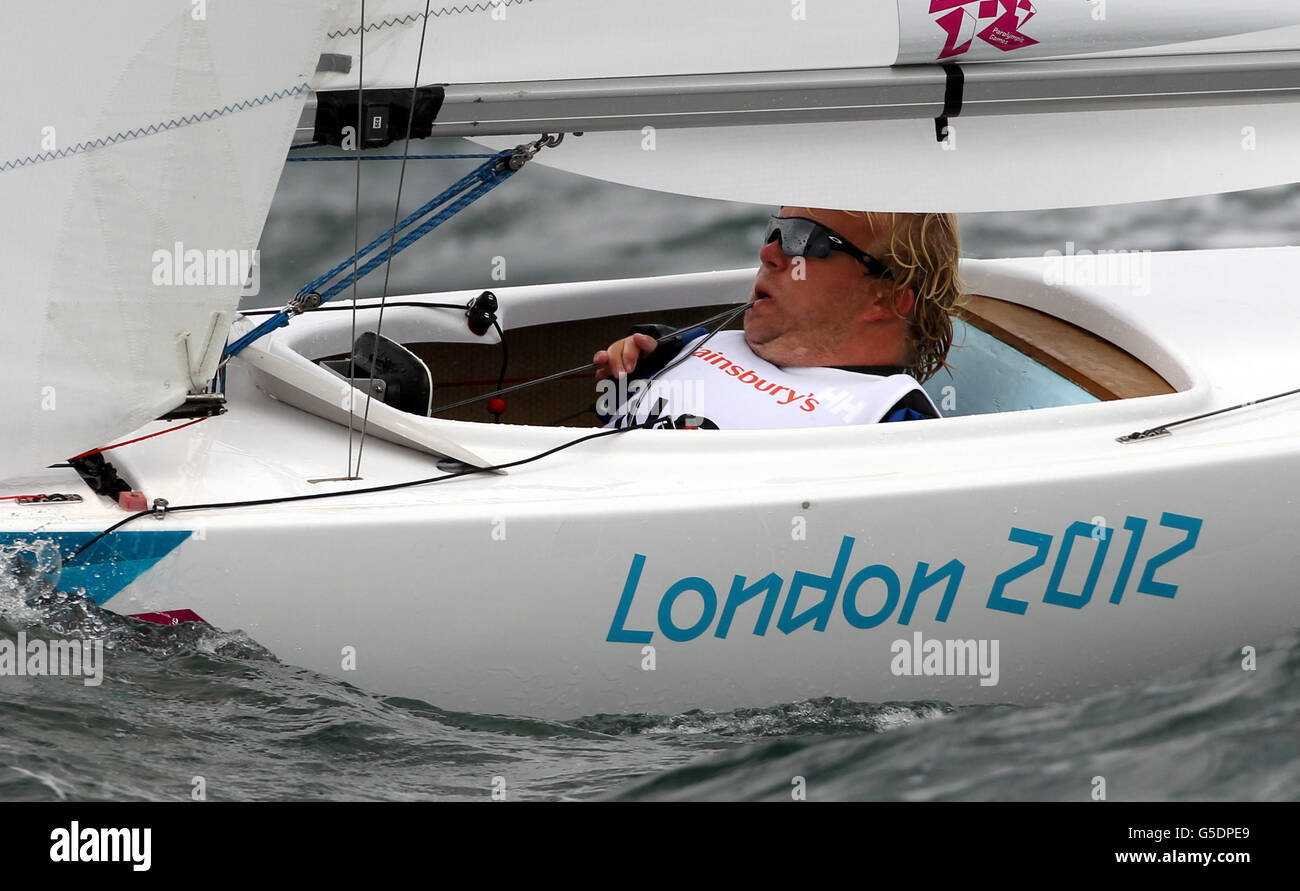Der Norwegische Seemann Bjonar Erikstad Aus Dem Jahr 2 4 Kontrolliert Die Segel Mit Seinen Zahnen Wahrend Des Heutigen Wettkampfs Am Segelplatz In Weymouth Und Portland Stockfotografie Alamy
