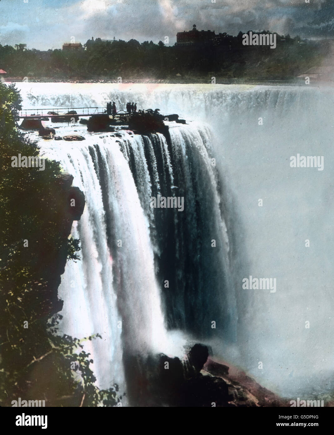 Beeindrucken Sind sterben findet eine der Grenze von Den USA Zu Kanada.  Amerika, Nord, USA, Vereinigte Staaten von Amerika, Niagarafälle, Reisen, 1910er Jahre, 1920er-Jahre des 20. Jahrhunderts, archivieren, Carl Simon, Geschichte, historisch, Kanada, Wasserfall, Natur, Landschaft, Wahrzeichen, Hand-farbigen Glas-Folie Stockfoto