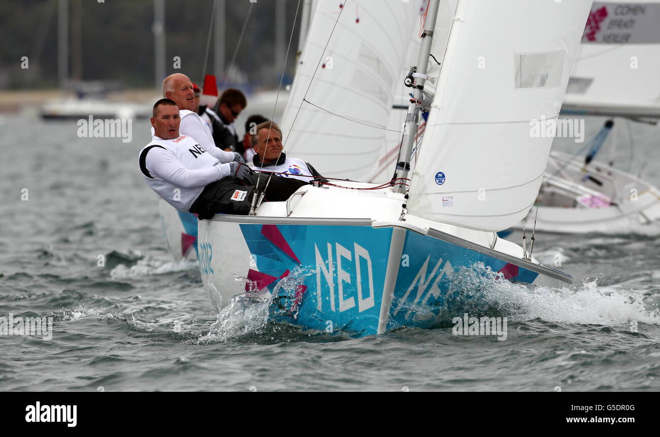 Die niederländische Sonarcrew Udo Hessels, Marcel van de Veen und Mischa Rossen umrunden die Wettermarke beim heutigen Wettbewerb am Segelplatz in Weymouth und Portland. Stockfoto