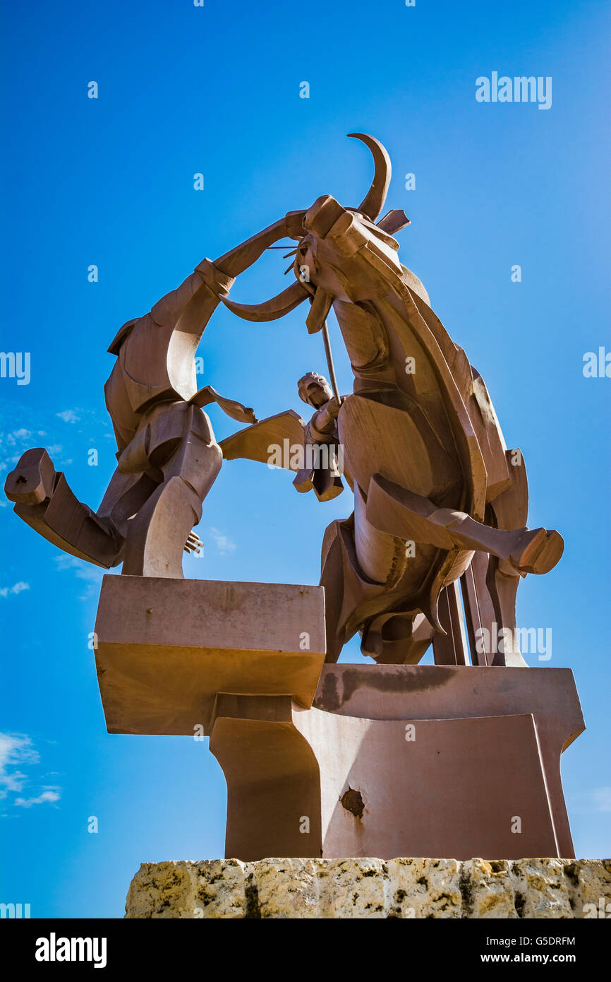 Kuh-Denkmal von Bildhauer José Gonzalvo, Eisenskulptur zum Gedenken an die Seilschaft Bull, Teruel Stockfoto
