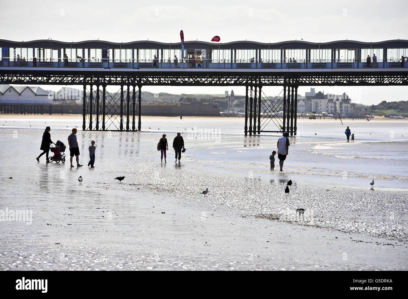 Die Menschen genießen die Sonne am Weston-super-Mare Strand, Somerset, wenn das warme Wetter weiter geht. Stockfoto