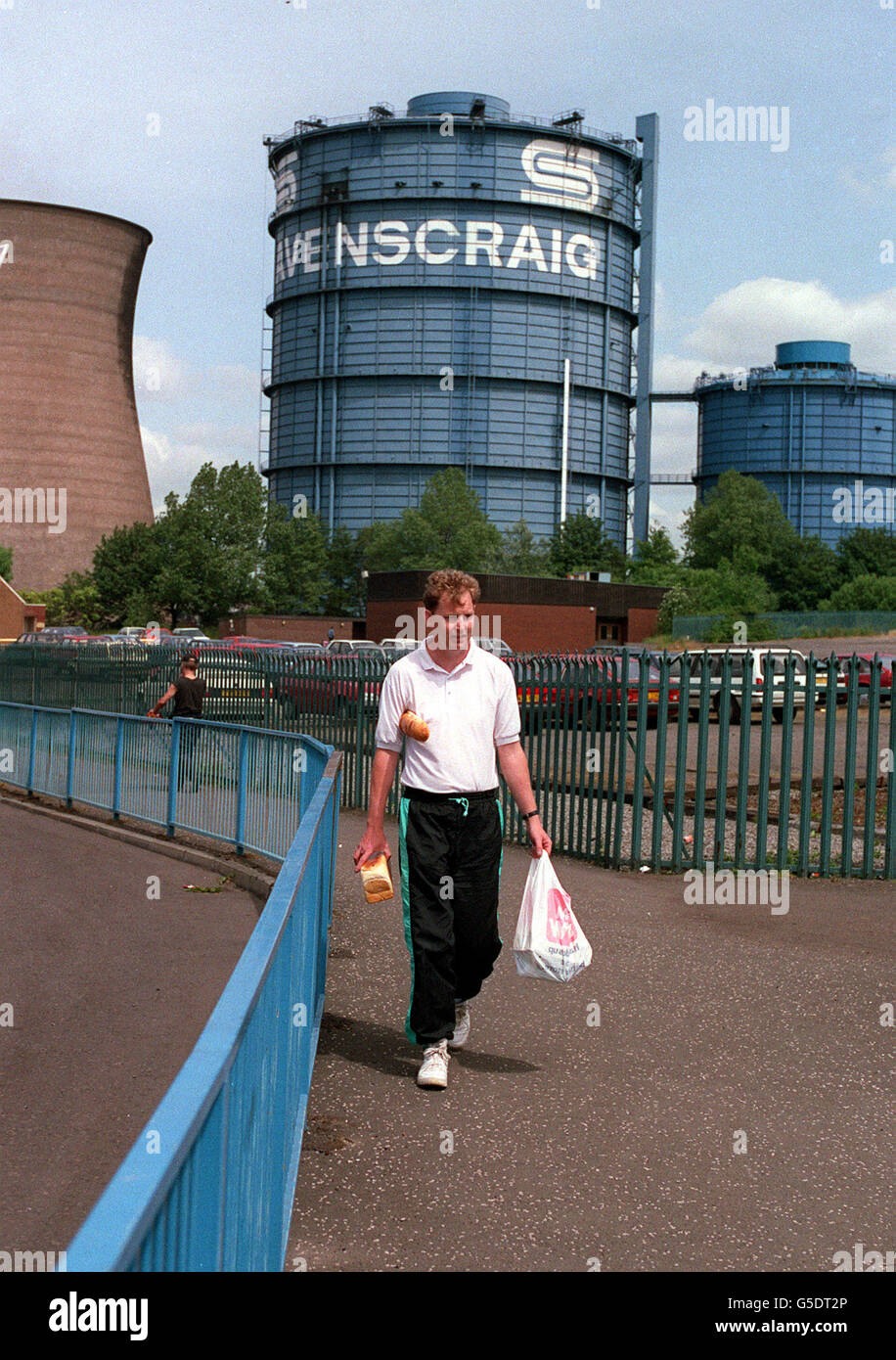 Jin McSherry, 35, der sich nach seiner 14-jährigen Tätigkeit aus der Warmbandmühle im Stahlwerk Ravenscraig zum Bäcker umbildet Stockfoto