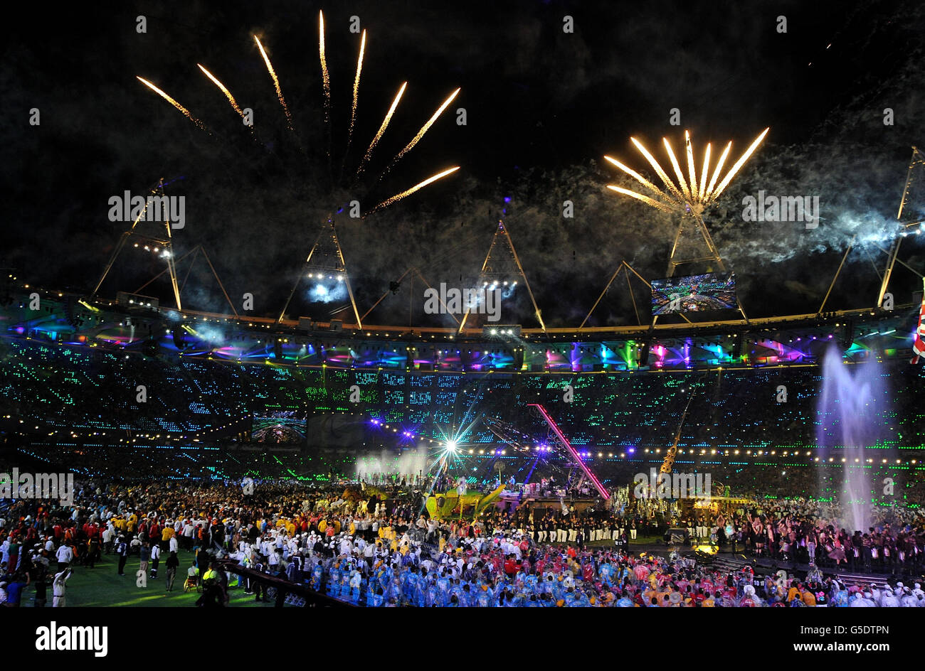 Feuerwerk explodiert während der Abschlussfeier der Paralympischen Spiele im Olympiastadion in London. Stockfoto