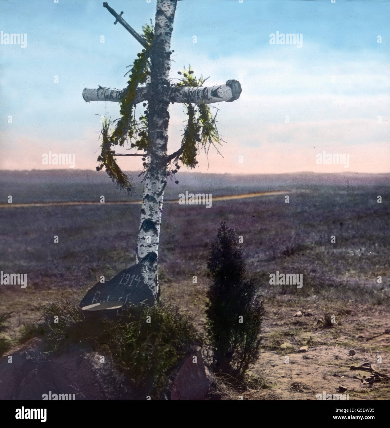Heldengrab Eines Bereits Im Jahre 1914 Gefallen Deutschen Soldaten. Grab eines deutschen Soldaten, 1914 getötet. Deutschland, Krieg, Weltkrieg, WWI, 1, Geschichte, historisch, 1910er Jahre, 20. Jahrhundert, archivieren, Carl Simon, Farbglas von hand schieben, Deutsch, Grabstein, Kreuz, Holz Stockfoto