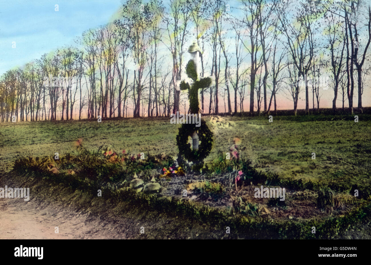 Reitergrab. Grab eines Mitglieds der deutschen Kavallerie.  Deutschland, Krieg, Weltkrieg, WWI, 1, Geschichte, historisch, 1910er Jahre, 20. Jahrhundert, archivieren, Carl Simon, Farbglas von hand schieben, Deutsch, Kreuz, Helm, Gasse, friedliche Stockfoto