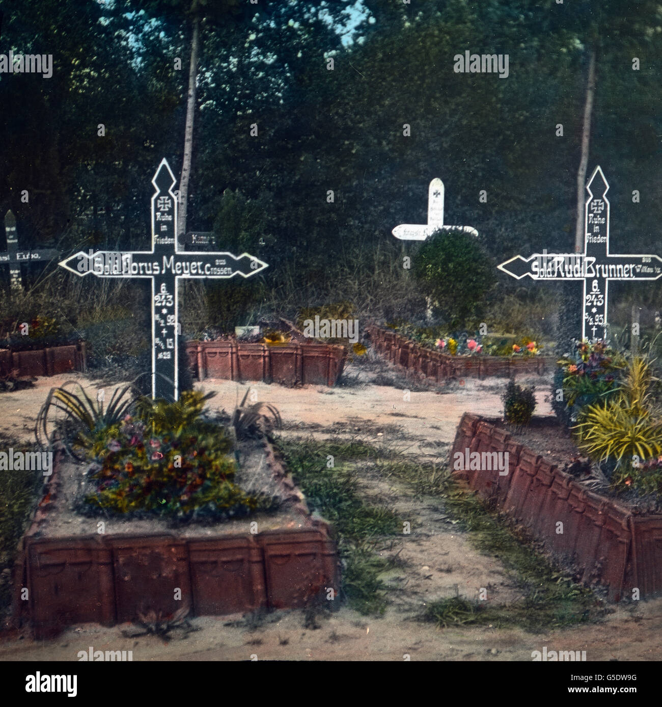 Kriegsgräber von Bereits Im Jahre 1915 Gefallenen Deutschen Soldaten. Gräber von deutschen Soldaten getötet, im Jahr 1915. Deutschland, Krieg, Weltkrieg, WWI, 1, Geschichte, historisch, 1910er Jahre, 20. Jahrhundert, archivieren, Carl Simon, Farbglas von hand schieben, Deutsch, Kirchhof, Friedhof, Gräber, Kreuz, Name, Opfer, Stockfoto