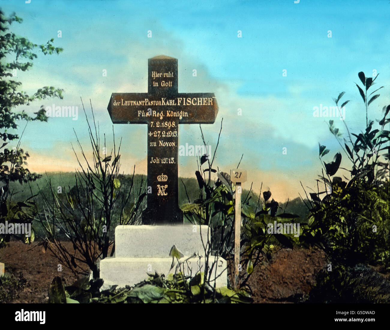 Kriegsgrab Eines Feldgeistlichen. Grab von einem Feldprediger. Deutschland, Krieg, Weltkrieg, WWI, 1, Geschichte, historisch, 1910er Jahre, 20. Jahrhundert, archivieren, Carl Simon, Farbglas von hand schieben, Deutsch, Grab, Prediger, Priester, Offizier, Kreuz Stockfoto