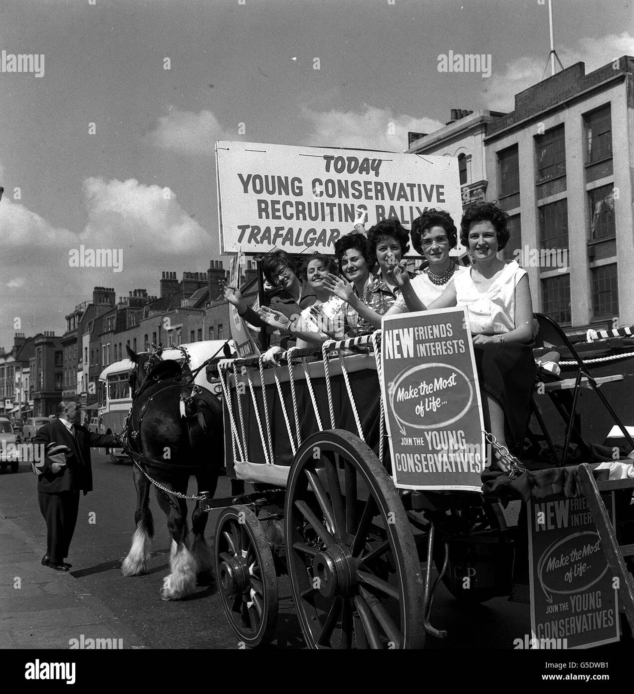 Sechs Mädchen der Young Conservatives sind auf einer von Pferden gezogenen Dray in der Whitechapel Road abgebildet. Sie machten sich auf eine Fahrt, die sie durch die City und West End zum Trafalgar Square führen sollte, um die Aufmerksamkeit auf die Young Conservatives Rally zu lenken. Stockfoto