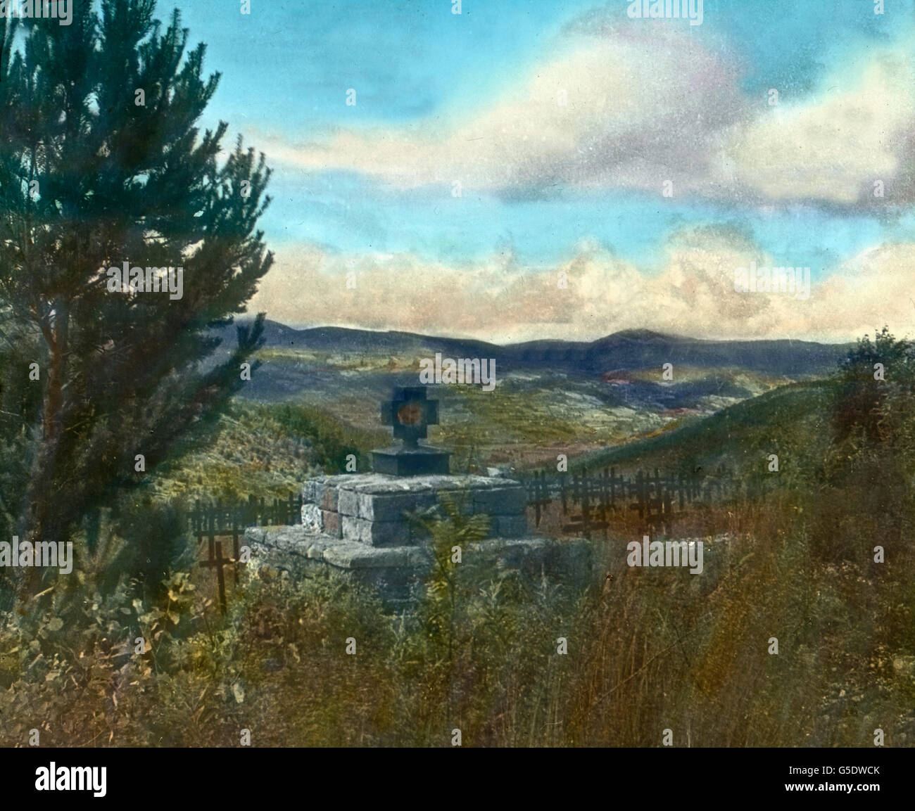 Ein Zugemauertes Und Betoniertes Typhusgrab. Gemauerten und betonierten das Grab eines Soldaten leiden und sterben an Typhus. Deutschland, Krieg, Weltkrieg, WWI, 1, Geschichte, historisch, 1910er Jahre, 20. Jahrhundert, archivieren, Carl Simon, Farbglas von hand schieben, Deutsch, Ansteckung, Kreuz, Grab und Denkmal Stockfoto