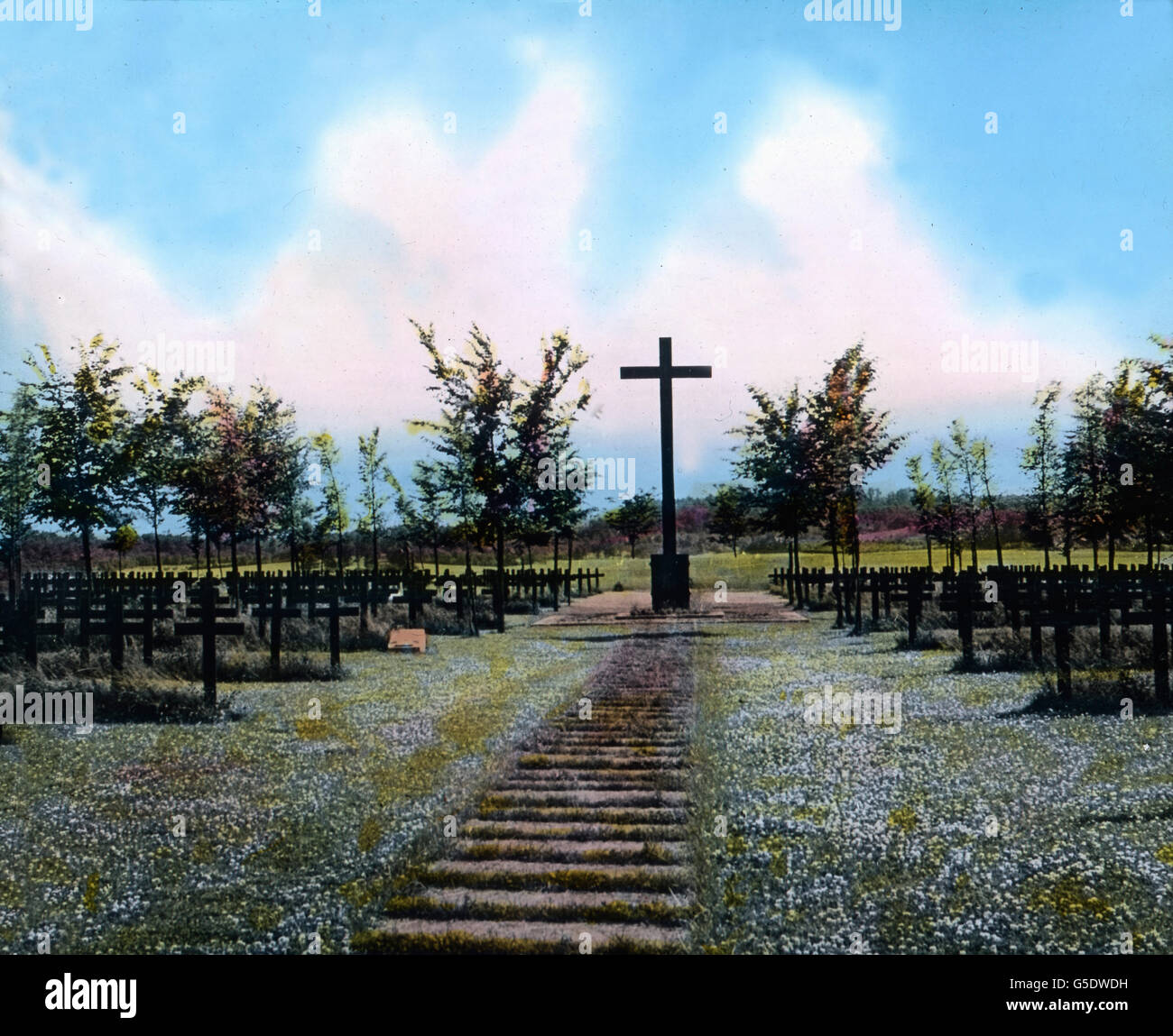 Kriegsgräberfeld Auf Einem Friedhof. Ein Feld auf einem Friedhof, vor allem für Soldatengräber. Deutschland, Krieg, Weltkrieg, WWI, 1, Geschichte, historisch, 1910er Jahre, 20. Jahrhundert, archivieren, Carl Simon, Farbglas von hand schieben, Deutsch, Gräber, Friedhof, Kreuz, Denkmal Stockfoto