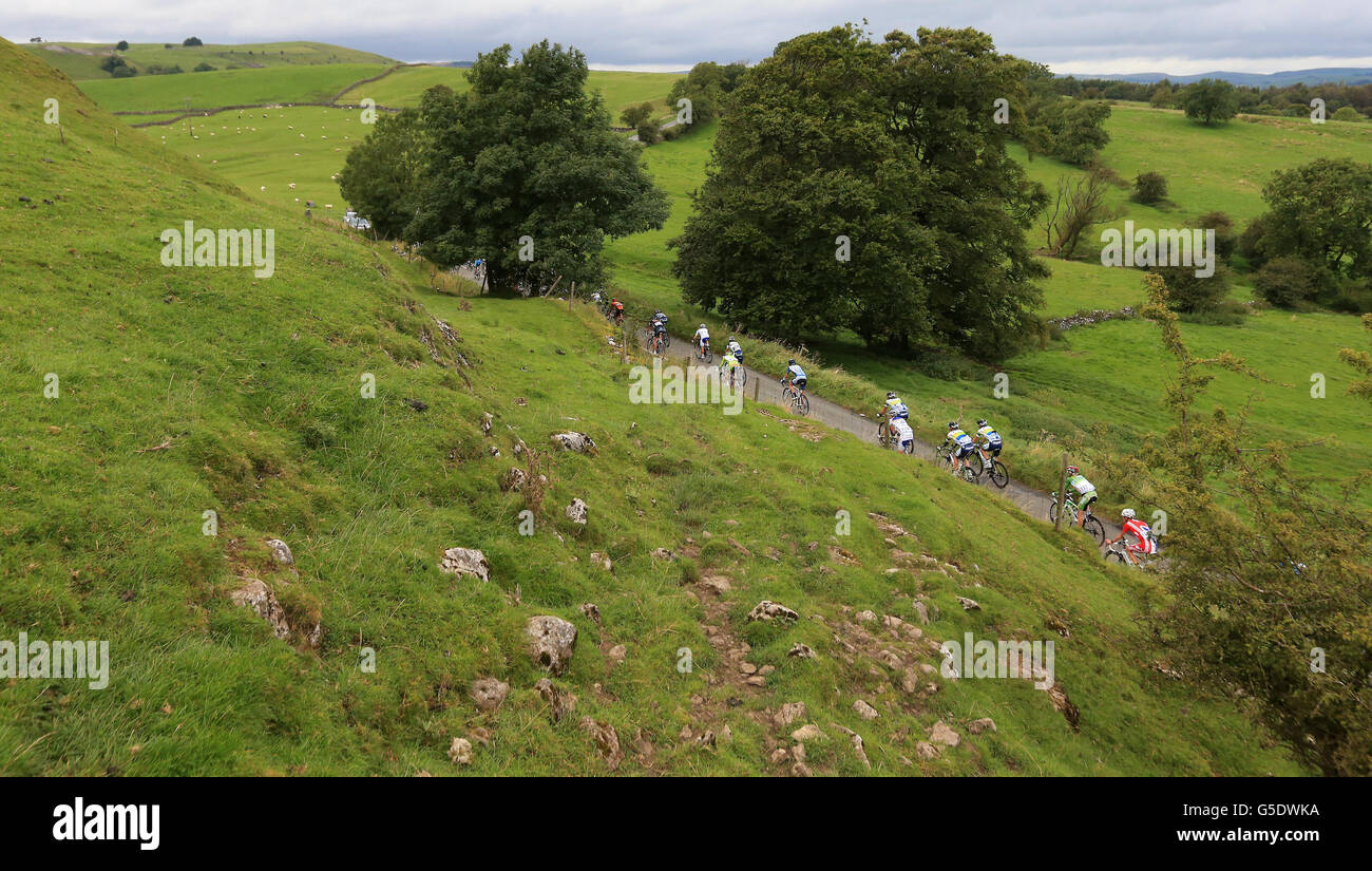 Das Hauptfeld passiert Alstonefield und Warslow während der zweiten Etappe der Tour of Britain, von Nottingham nach Knowsley. Stockfoto