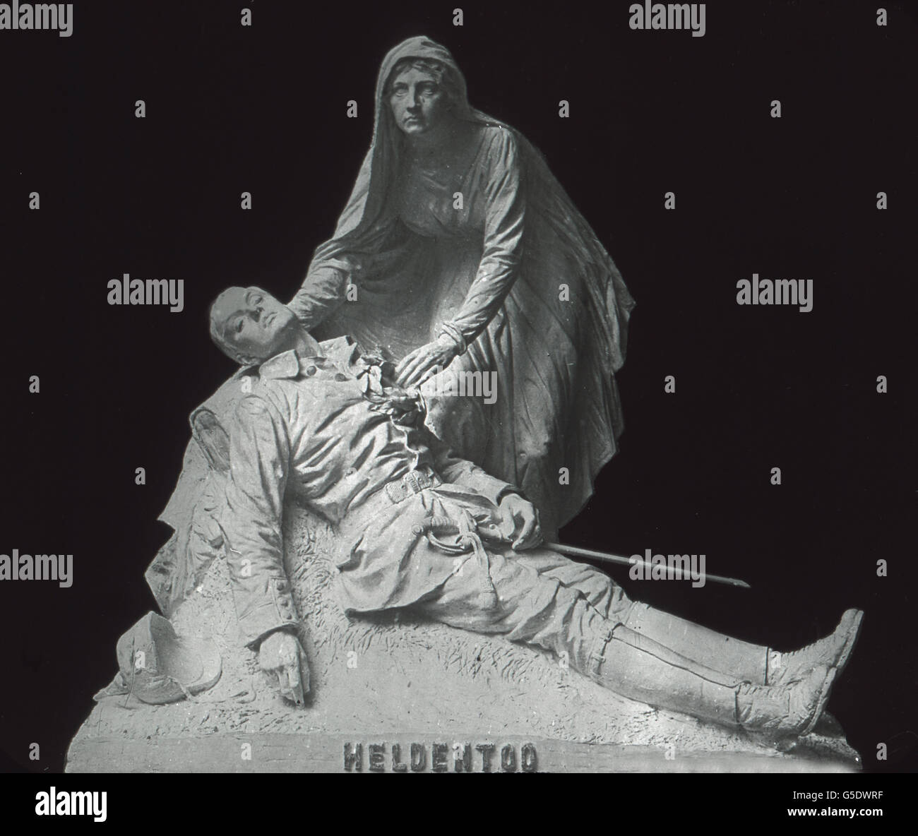 Allegorische Darstellung Zum Thema Heldentod. Die Statue zeigt die Allegorie der heldenhaften Tod. Deutschland, Krieg, Weltkrieg, WWI, 1, Geschichte, historisch, 1910er Jahre, 20. Jahrhundert, archivieren, Carl Simon, Farbglas von hand schieben, Deutsch, Engel, Göttin, Mutter, Mann, Soldat, sterben, getötet, tot, Tod Stockfoto