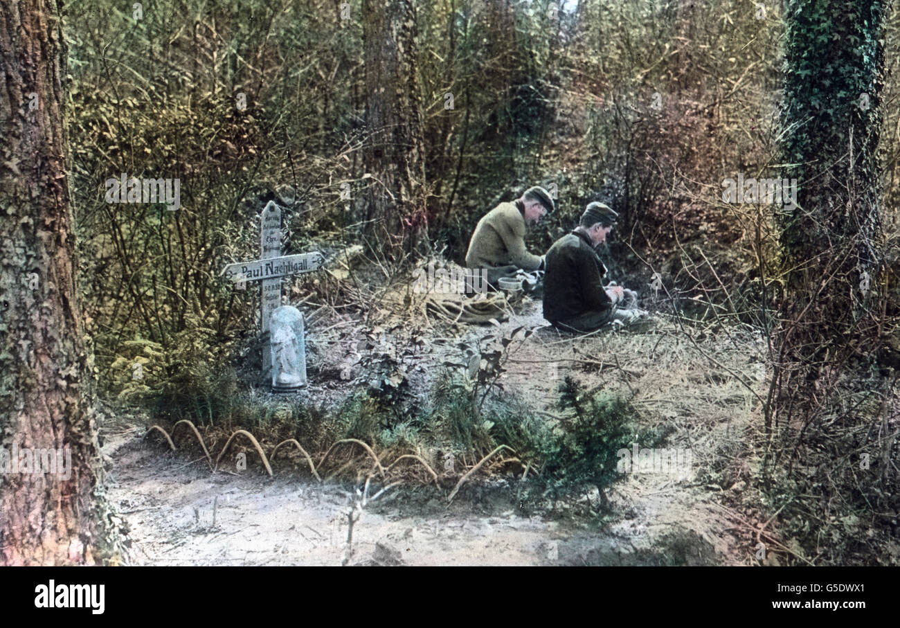 Zwei Soldaten Zweisimmen Inne Beim Grab Ihres Kameraden. Zwei Soldaten am Grab von ihren Kameraden. Deutschland, Krieg, Weltkrieg, WWI, 1, Geschichte, historisch, 1910er Jahre, 20. Jahrhundert, archivieren, Carl Simon, von hand farbige Glas-Folie, Deutsch, Männer, Soldaten, Grab, beten, Gebet, Wald Stockfoto
