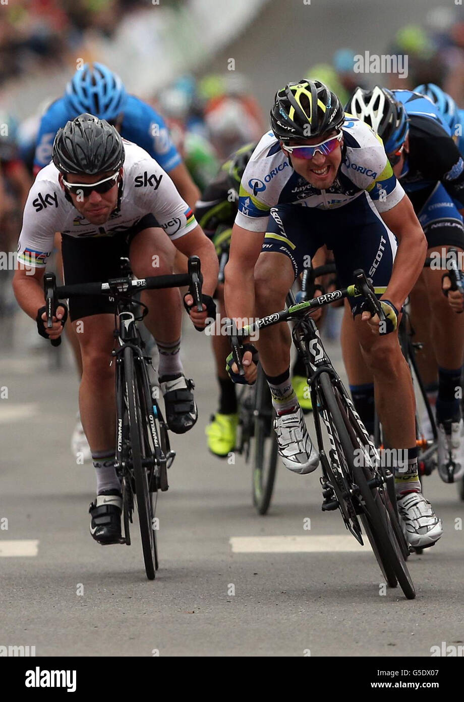 Leigh Howard vom Team Orica-Green Edge (rechts) fährt auf der zweiten Etappe der Tour of Britain von Nottingham nach Knowsley zum Sieg vor Mark Cavendish vom Team Sky. Stockfoto