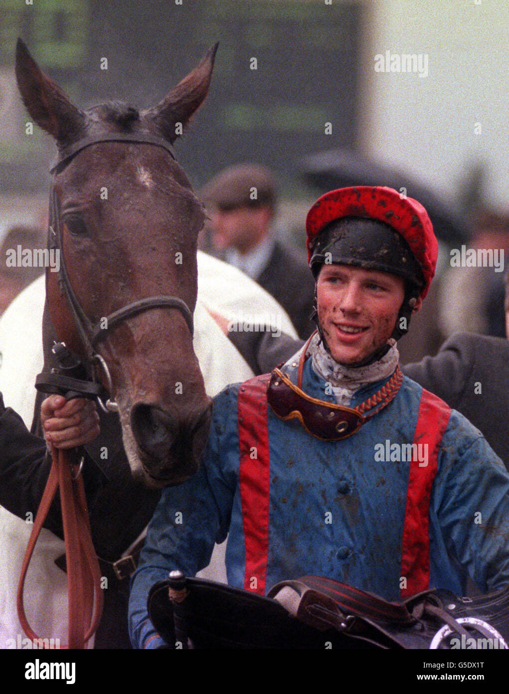 1994: Bradbury Star und Jockey Philip Hide nach dem Gewinn des Mackeson Gold Cup in Cheltenham. Stockfoto