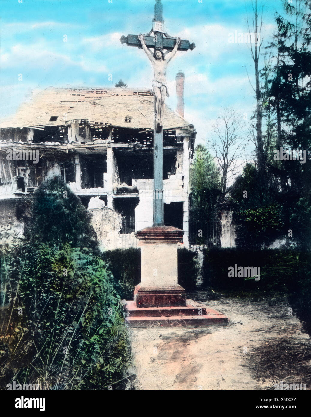 In all Den Ruinen Steht Noch Das Kreuz. Zwischen den Ruinen steht noch das Kreuz. Deutschland, Krieg, Weltkrieg, WWI, 1, Geschichte, historisch, 1910er Jahre, 20. Jahrhundert, archivieren, Carl Simon, Farbglas von hand schieben, Deutsch, Ruinen, Kreuz, Denkmal, Religion, Stockfoto