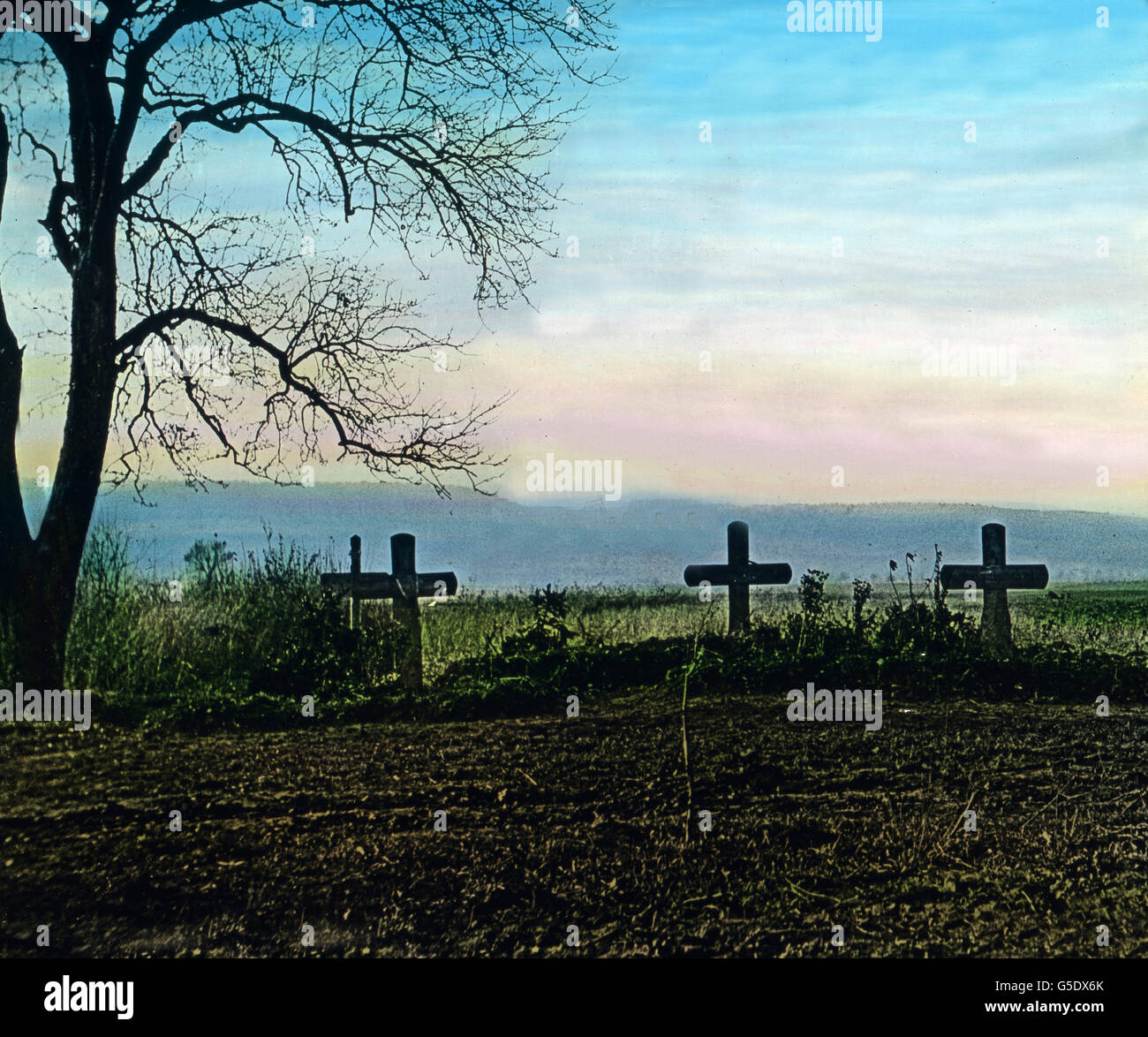 Grenzmauer Bei Saarburg. Kreuze auf einem Friedhof in der Nähe von Saarburg. Deutschland, Krieg, Weltkrieg, WWI, 1, Geschichte, historisch, 1910er Jahre, 20. Jahrhundert, archivieren, Carl Simon, Farbglas von hand schieben, Deutsch, Stockfoto