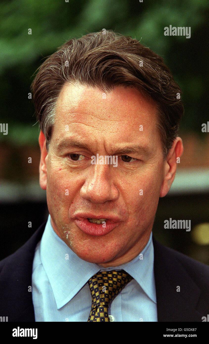 Schattenkanzler Michael Portillo reagiert auf wartende Reporter vor der Cardinal Vaughan Memorial School in seinem Londoner Wahlkreis Kensington und Chelsea, nachdem der ehemalige europäische Minister David Davis beschlossen hatte, den Führungswettbewerb der Konservativen zu verlassen. *...und unterstützen die Kampagne des Schattenverteidigungsministers Iain Duncan Smith. Mit der Entscheidung von Herrn Davis wurde das Feld der Kandidaten auf drei - Duncan Smith, Portillo und den ehemaligen Kanzler Kenneth Clarke - beschränkt. Stockfoto