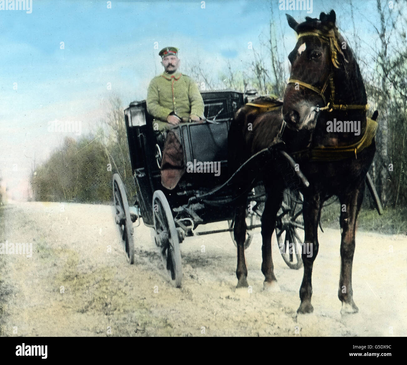Wagen des Hirten. Die Beförderung des Priesters. Deutschland, Krieg, Weltkrieg, WWI, 1, Geschichte, historisch, 1910er Jahre, 20. Jahrhundert, archivieren, Carl Simon, Farbglas von hand schieben, Deutsch, Trainer, Kutsche, Kutscher, Pferd, Straße Stockfoto