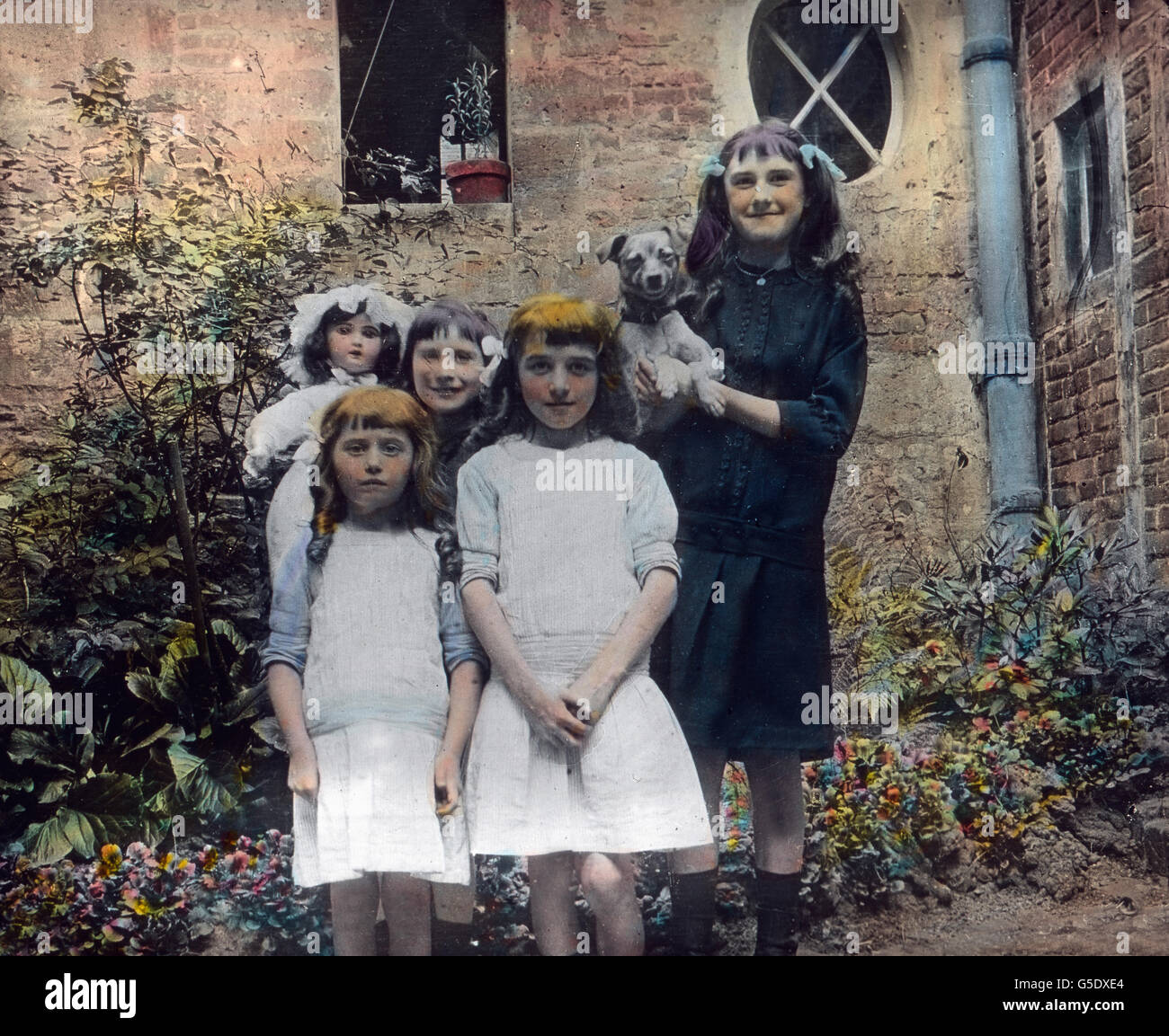 Kindergruppen. Ihre Väter sind in den großen Krieg. Deutschland, Krieg, Weltkrieg, WWI, 1, Geschichte, historisch, 1910er Jahre, 20. Jahrhundert, archivieren, Carl Simon, Farbglas von hand schieben, Deutsch, Kinder, Mädchen, Gruppe, Puppe, Hund, Haustier, Stockfoto