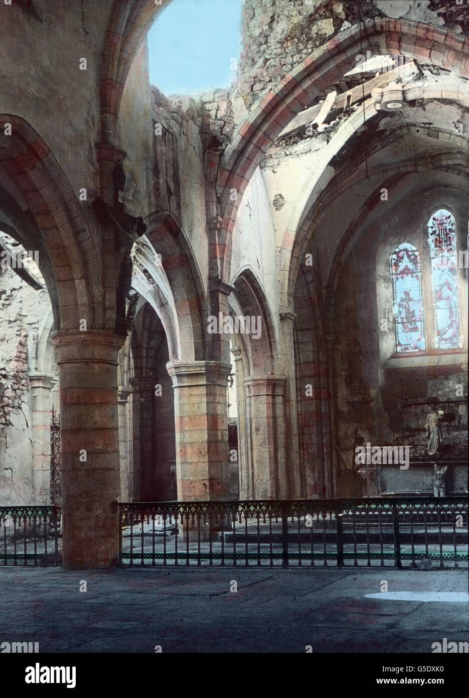 Im Inneren Einer Zerschossenen Kirche. Das Innere einer zerbombten Kirche. Deutschland, Krieg, Weltkrieg, WWI, 1, Geschichte, historisch, 1910er Jahre, 20. Jahrhundert, archivieren, Carl Simon, von hand farbige Glas-Folie, deutschen, Bomben, Ergebnis, Kirche, Innenraum, Schutt, ruinieren Stockfoto
