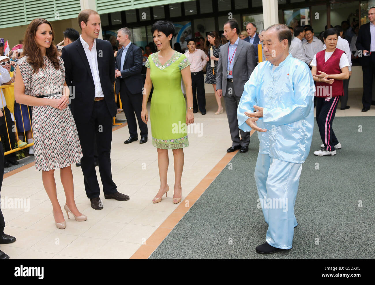 Der Herzog und die Herzogin von Cambridge sehen sich eine Demonstration während eines Besuchs in Queenstown in Singapur an, als Teil einer neuntägigen Tour durch den Fernen Osten und den Südpazifik, zu Ehren des Queen's Diamond Jubilee. Stockfoto