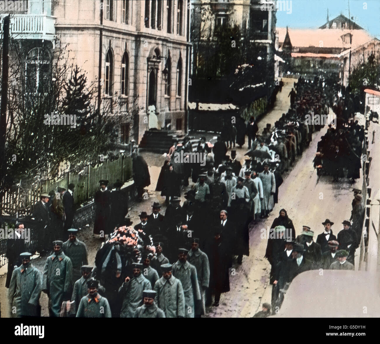 Leichenzug. Trauerzug. Deutschland, Krieg, Weltkrieg, WWI, 1, Geschichte, historisch, 1910er Jahre, 20. Jahrhundert, archivieren, Carl Simon, Farbglas von hand schieben, Deutsch, Stadt, Hauptstraße, Sarg, Trauer, Soldaten, Menschen, Menschenmenge, Prozession, trauernden, Häuser, Gebäude Stockfoto