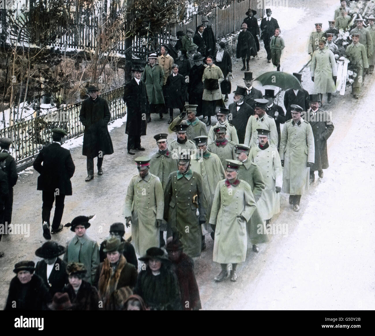 Leichenzug. Trauerzug. Deutschland, Krieg, Weltkrieg, WWI, 1, Geschichte, historisch, 1910er Jahre, 20. Jahrhundert, archivieren, Carl Simon, Farbglas von hand schieben, Deutsch, Stadt, Hauptstraße, Sarg, Trauer, Soldaten, Menschen, Menschenmenge, Prozession, trauernden, Häuser, Gebäude Stockfoto