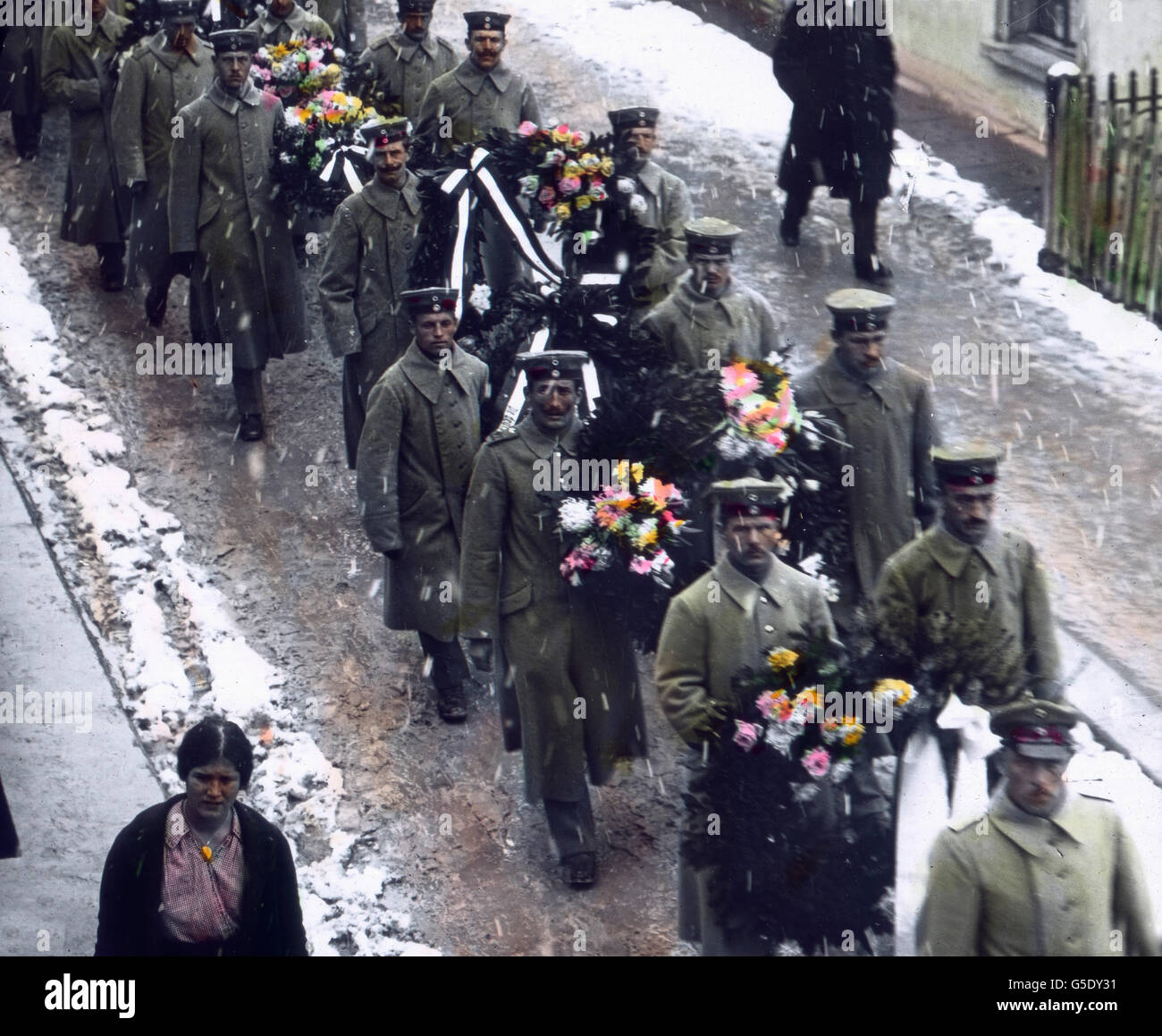 Leichenzug. Trauerzug. Deutschland, Krieg, Weltkrieg, WWI, 1, Geschichte, historisch, 1910er Jahre, 20. Jahrhundert, archivieren, Carl Simon, von hand farbige Glas-Folie, Deutsch, Stadt, Hauptstraße, Sarg, Trauer, Soldaten, Menschen, Menschenmenge, Prozession, trauernden, Häuser, Gebäude, Schnee, winter Stockfoto
