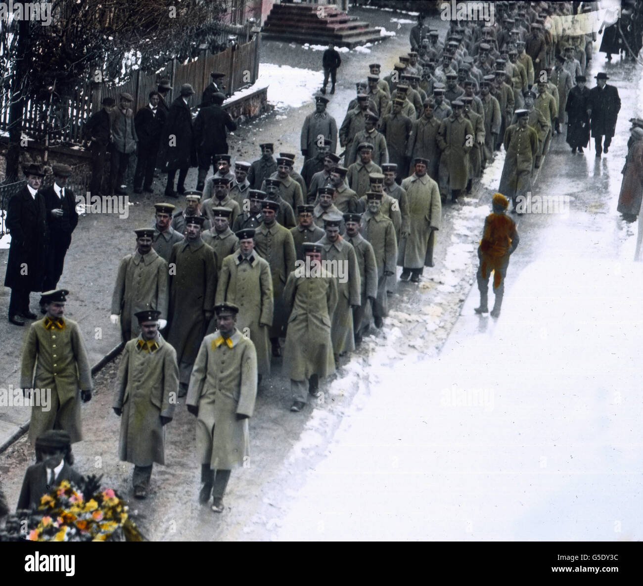 Leichenzug. Trauerzug. Deutschland, Krieg, Weltkrieg, WWI, 1, Geschichte, historisch, 1910er Jahre, 20. Jahrhundert, archivieren, Carl Simon, von hand farbige Glas-Folie, Deutsch, Stadt, Hauptstraße, Sarg, Trauer, Soldaten, Menschen, Menschenmenge, Prozession, trauernden, Häuser, Gebäude, Schnee, winter Stockfoto