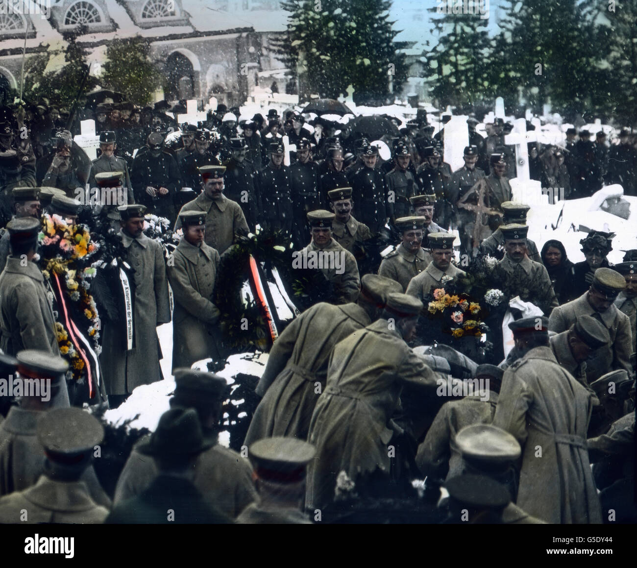 Beisetzung Eines Gefallenen. Begräbnis eines getöteten Soldaten. Deutschland, Krieg, Weltkrieg, WWI, 1, Geschichte, historisch, 1910er Jahre, 20. Jahrhundert, archivieren, Carl Simon, Farbglas von hand schieben, Deutsch, Kirchhof, Friedhof, Grab, Soldaten, Begräbnis, Sarg, Trauernder, Trauer Stockfoto