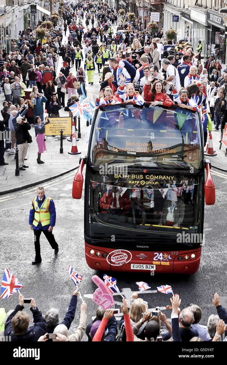 Die Massen jubeln entlang der Milsom Street, während Olympioniken und Paralympier mit einem offenen Bus in ihre Heimatstadt Bath zurückkehren. Stockfoto