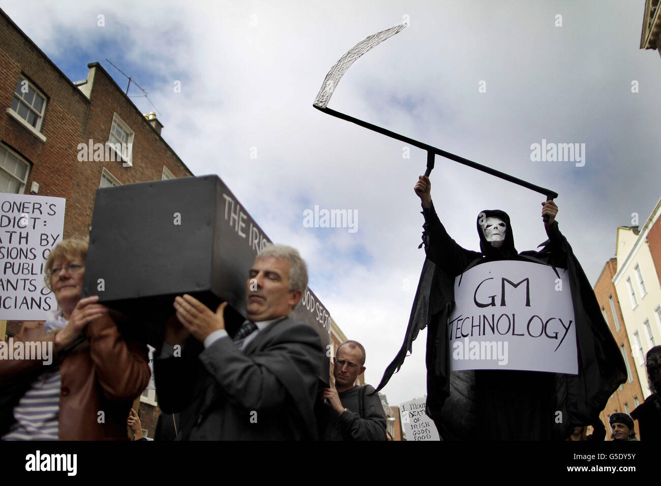 "The Grim Reaper" nimmt an einem Protest im Stadtzentrum von Dublin Teil, der in Form einer "Trauerprozession" für den Good Food-Sektor in Irland gegen die jüngste Entscheidung von Teagasc, in Co.Carlow gentechnisch veränderte Kartoffeln anzupflanzen, stattfindet. Stockfoto