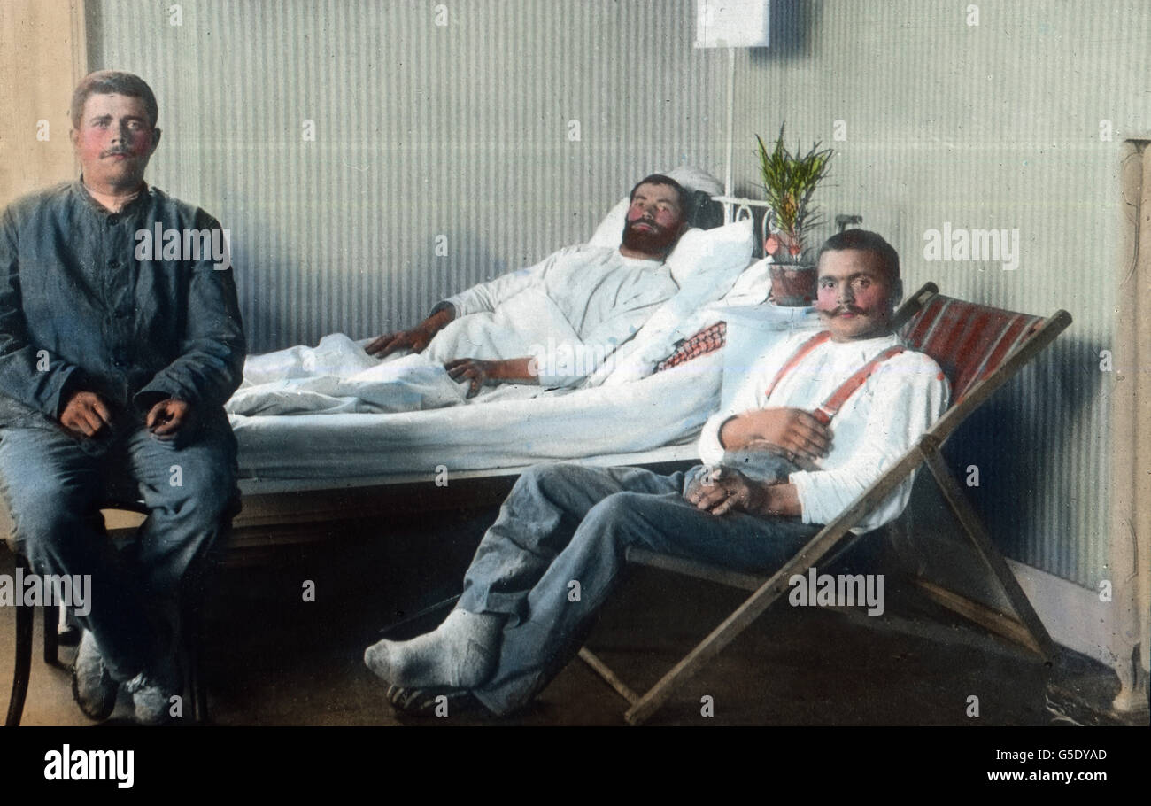 Verwundete Soldaten Im Lazarett. Verwundete Soldaten in einem Lazarett. Deutschland, Krieg, Weltkrieg, WWI, 1, Geschichte, historisches, 1910 s, 20. Jahrhundert, archivieren, Carl Simon, hand Farbglas Folie, deutsche, Soldaten, Krankenhaus, Krankenstation, MASH, Medizin, medizinische Hilfe Stockfoto