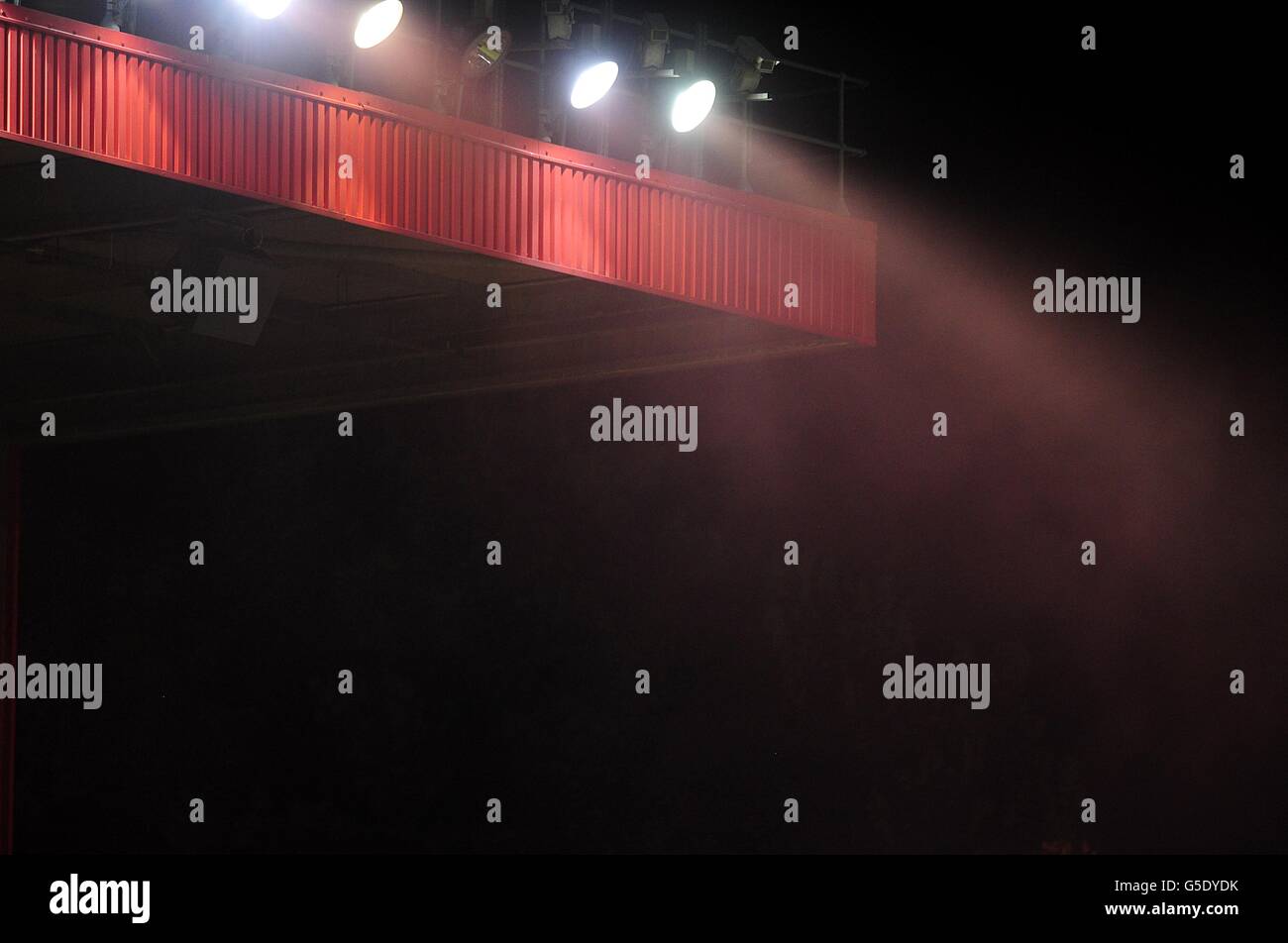 Fußball - npower Football League Championship - Charlton Athletic gegen Crystal Palace - The Valley. Gesamtansicht des roten Nebels, der über dem Stadion aufsteigt Stockfoto