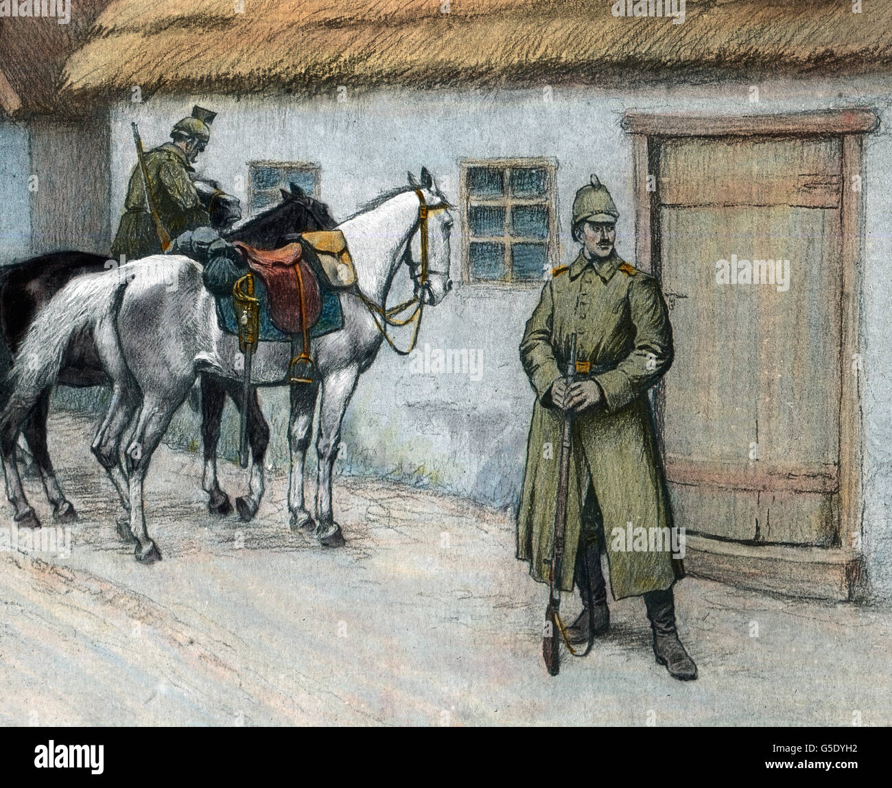 Meldereiter Vor Deutschem Stabsquartier in Russland. Versand-Fahrer am deutschen Stammsitz in Russland. Deutschland, Krieg, Weltkrieg, WWI, 1, Geschichte, historisch, 1910er Jahre, 20. Jahrhundert, archivieren, Carl Simon, Farbglas von hand schieben, deutsche, Soldaten, Sentinel, Haus, Pferde Stockfoto