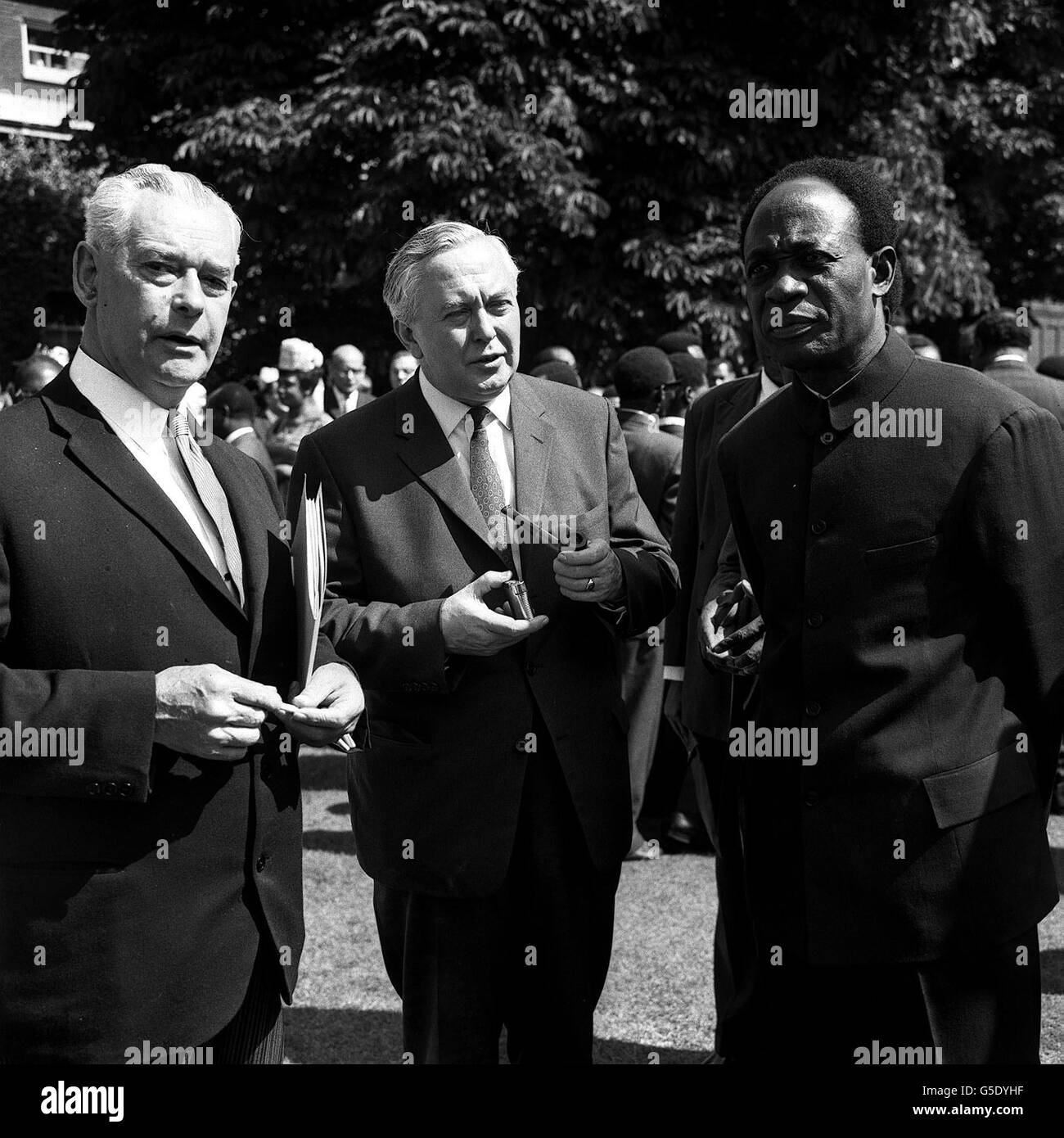 Der britische Premierminister Harold Wilson (Mitte) sprach mit dem ghanaischen Präsidenten Kwame Nkrumah (rechts) und dem neuseeländischen Premierminister KJ Holyoake im Garten des Marlborough House in London, als die Konferenz des Commonwealth-Premierministers eröffnet wurde. Stockfoto