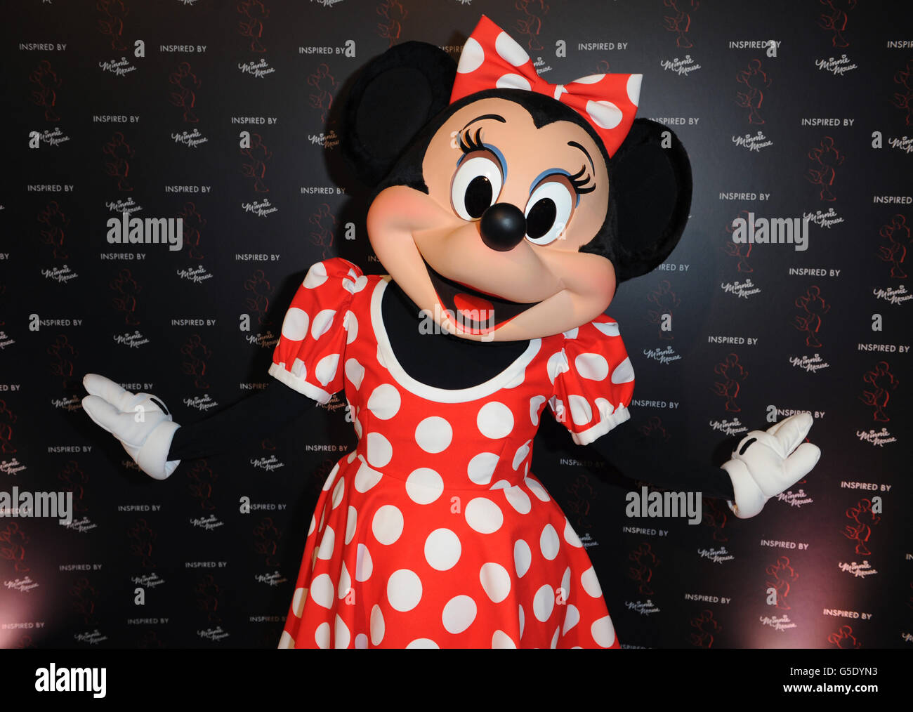 Minnie Mouse bei der „Inspired by Minnie Mouse“-Kollektion, bei der Designer im Rahmen der London Fashion Week Spring/Summer 2013 im Somerset House, London, eine Reihe von „Minnie Must Haves“ kreiert haben, um die Kollektion für Disney zu Formen. DRÜCKEN SIE VERBANDSFOTO. Bilddatum: Samstag, 15. September 2012. Die Entwürfe sollen für wohltätige Zwecke versteigert werden. Bildnachweis sollte lauten: PA Wire Stockfoto