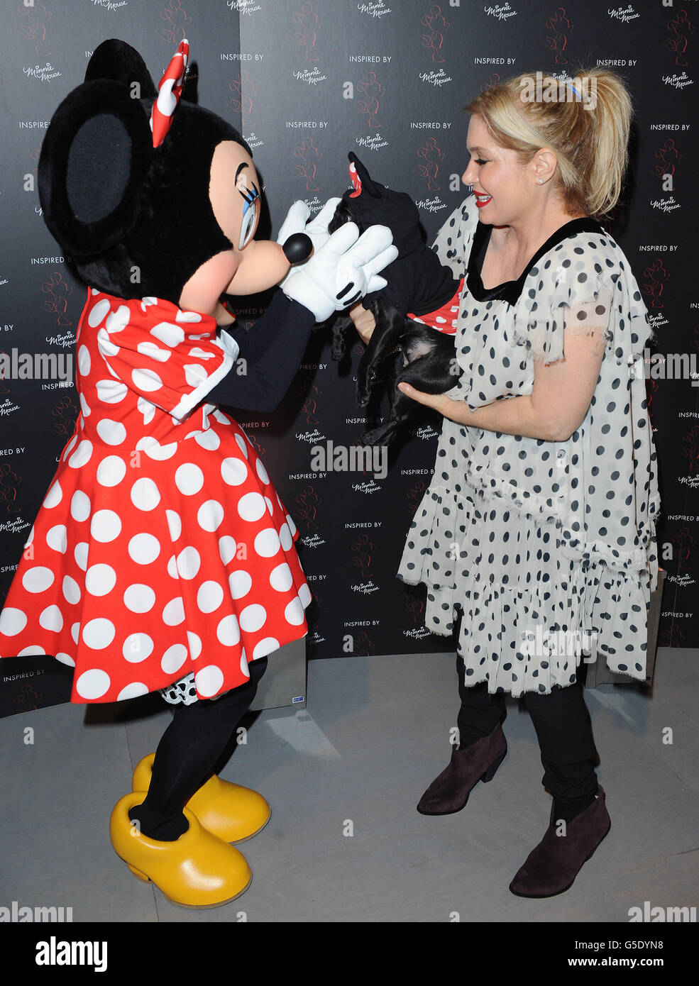 Brix Smith Start und Minnie Mouse beim Launch der Kollektion Inspired by Minnie Mouse, bei dem Designer im Rahmen der London Fashion Week Spring/Summer 2013 im Somerset House, London, eine Reihe von 'Minnie Must Haves' für Disney entworfen haben. DRÜCKEN Sie VERBANDSFOTO. Bilddatum: Samstag, 15. September 2012. Die Entwürfe sollen für wohltätige Zwecke versteigert werden. Bildnachweis sollte lauten: PA Wire Stockfoto