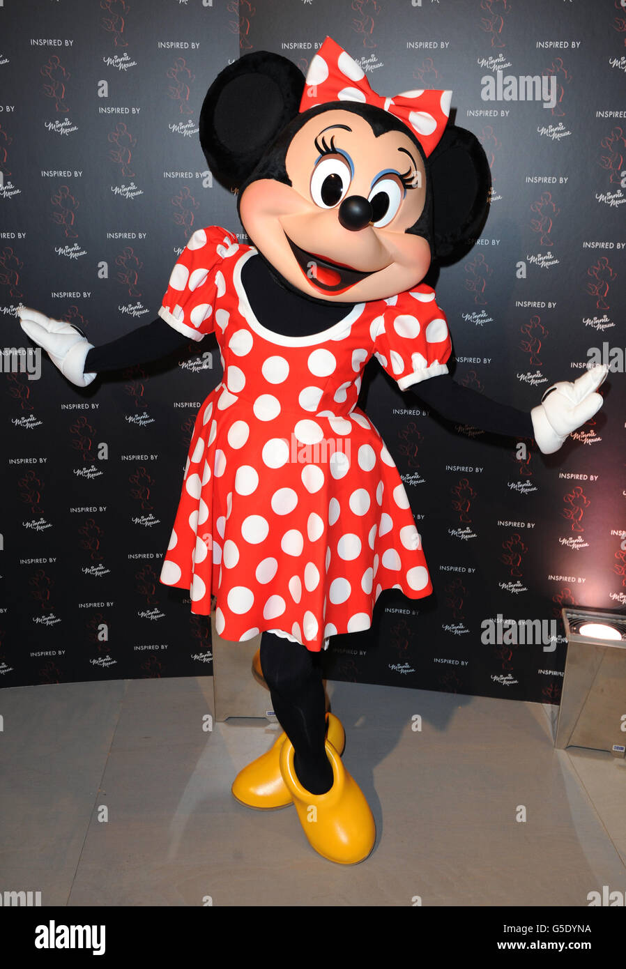 Minnie Mouse bei der „Inspired by Minnie Mouse“-Kollektion, bei der Designer im Rahmen der London Fashion Week Spring/Summer 2013 im Somerset House, London, eine Reihe von „Minnie Must Haves“ kreiert haben, um die Kollektion für Disney zu Formen. DRÜCKEN SIE VERBANDSFOTO. Bilddatum: Samstag, 15. September 2012. Die Entwürfe sollen für wohltätige Zwecke versteigert werden. Bildnachweis sollte lauten: PA Wire Stockfoto