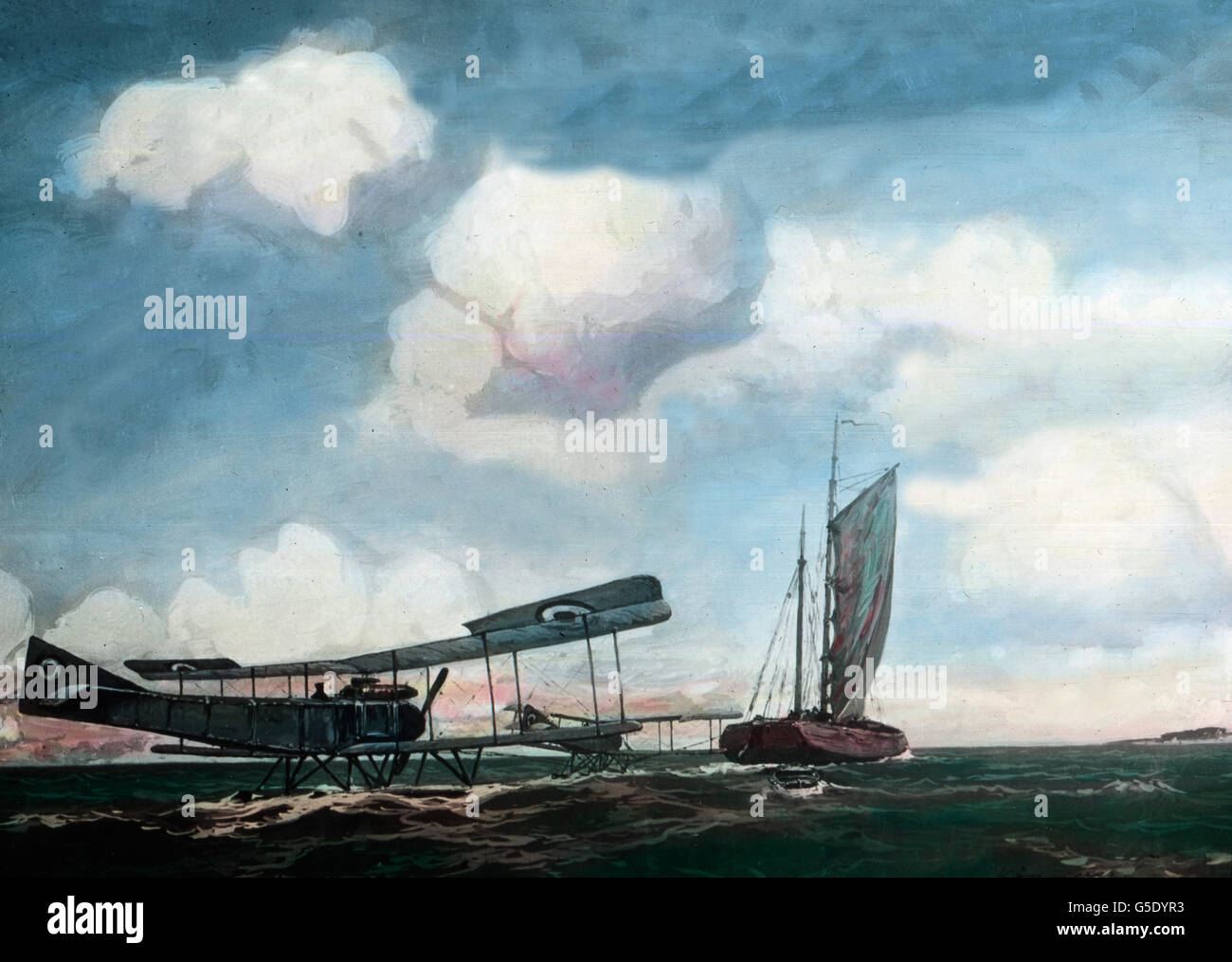 Der Tod aus der Luft. Der Tod kommt auch vom Himmel. Deutschland, Krieg, Weltkrieg, WWI, 1, Geschichte, historisch, 1910er Jahre, 20. Jahrhundert, archivieren, Carl Simon, von hand farbige Glas-Folie, Deutsch, Air Force, Imperial, Flugzeug, Flugzeug, Doppeldecker, Wasser, Landung, Schiff, Segelboot, Meer Stockfoto