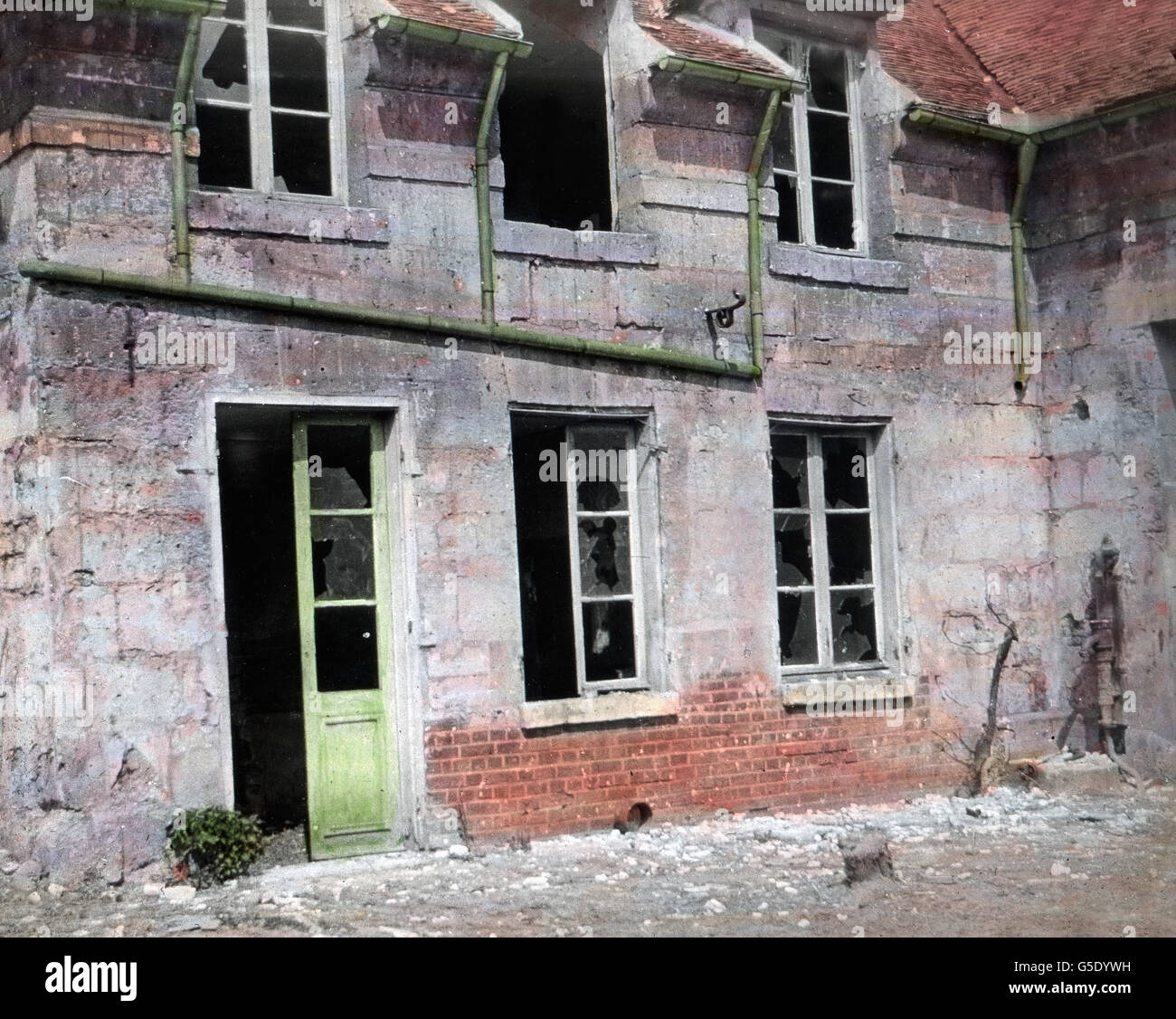 Wirkung der Fliegerbombe. Ergebnisse der Bombardierung von einem Flugzeug. Deutschland, Krieg, Weltkrieg, WWI, 1, Geschichte, historisches, 1910 s, 20. Jahrhundert, archivieren, Carl Simon, hand Farbglas Folie, deutsches, Haus, Gebäude, Ruine, Fenster, kaputt, Schutt, Zerstörung Stockfoto