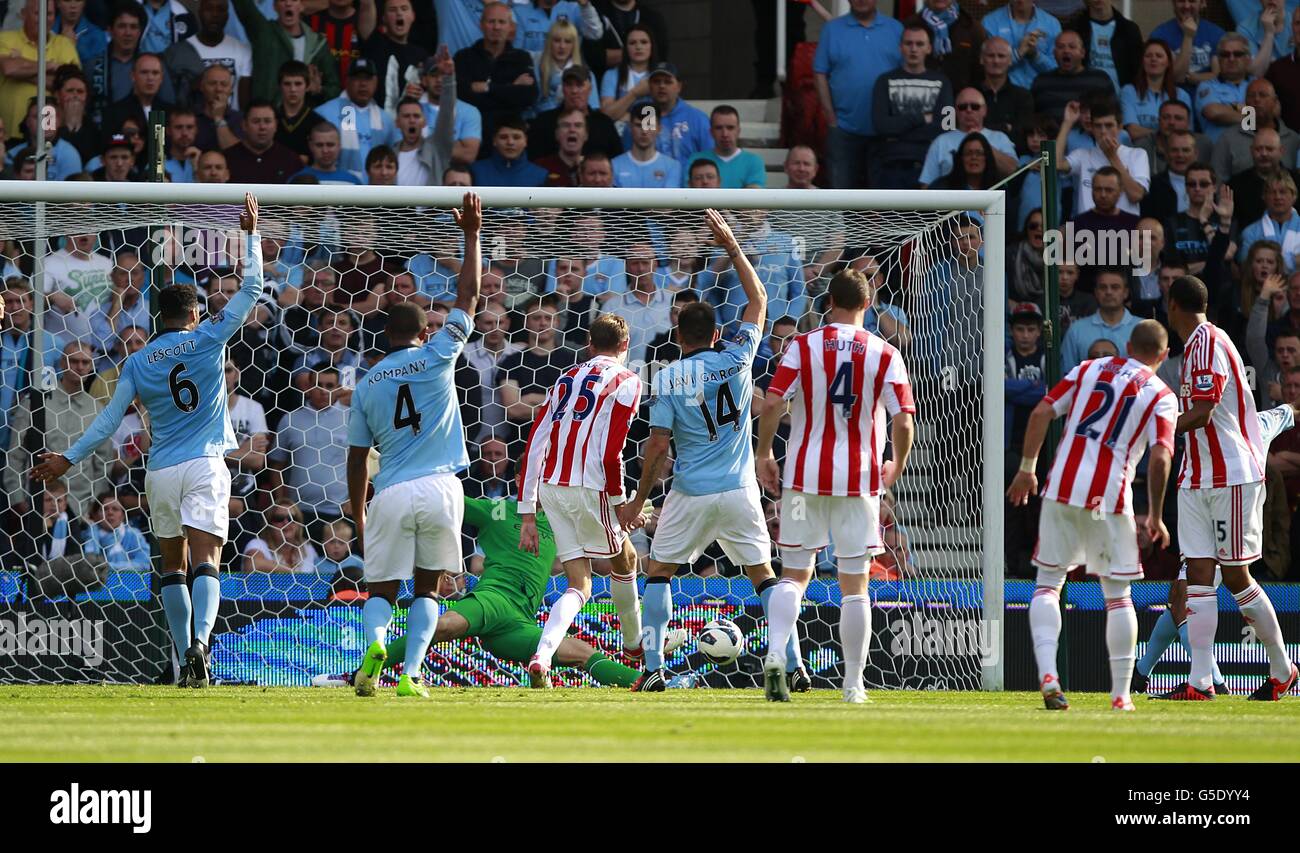 Fußball - Barclays Premier League - Stoke City / Manchester City - Britannia Stadium. Peter Crouch (Nr. 25) von Stoke City erzielt das Eröffnungstreffer des Spiels Stockfoto