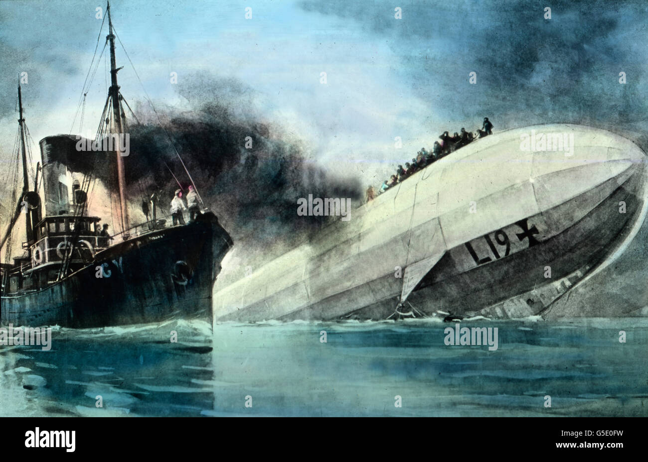 Zeppelin L 19 (aka LZ 54). Deutschland, Krieg, Weltkrieg, WWI, 1, Geschichte, historisches, 1910 s, 20. Jahrhundert, archivieren, Carl Simon, hand Farbglas Folie, Deutsch, Imperial, Marine, Schiff, Hilfe, Rettung, Wasser, Segler Stockfoto