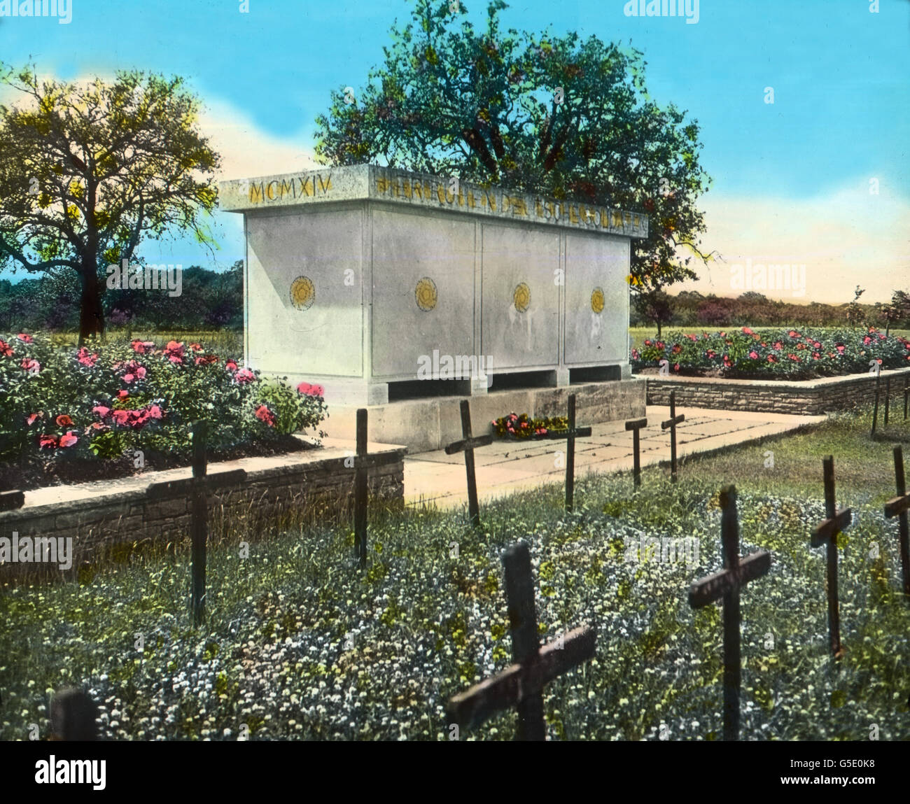 Massengräber Deutscher Kriegsgefallener. Massengräber der deutschen Soldaten. Deutschland, Krieg, Weltkrieg, WWI, 1, Geschichte, historisch, 1910er Jahre, 20. Jahrhundert, archivieren, Carl Simon, Farbglas von hand schieben, Deutsch, Denkmal, Friedhof, Friedhof, Kreuze, Stockfoto