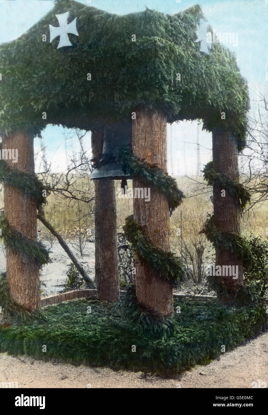 Glocke Im Notturm. Als der Glockenturm wurde bombardiert, die Glocke ist jetzt in einem alternativen Turm. Deutschland, Krieg, Weltkrieg, WWI, 1, Geschichte, historisch, 1910er Jahre, 20. Jahrhundert, archivieren, Carl Simon, Farbglas von hand schieben, Deutsch, Glocke, Kirche, Architektur, Stockfoto