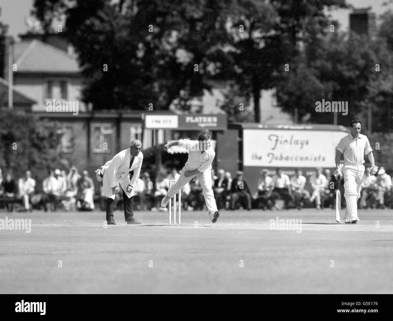 Cricket - County Championship 1963 - Kent gegen Surrey - Tag drei - Rectory Field, Blackheath. Action-Aufnahme von David Gibson beim Bowling für Surrey. Stockfoto